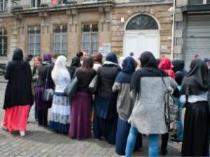 Niegan el ingreso a 30 alumnas musulmanas por el largo de sus polleras